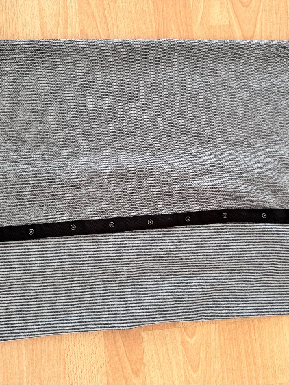 lululemon striped vinyasa reversible scarf.
Gray and white. Like new condition.
